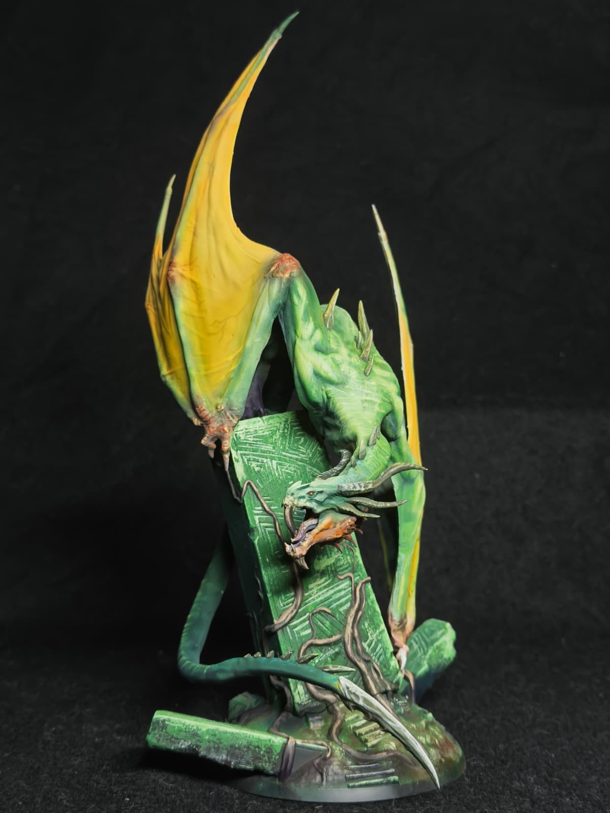 Strakh, green dragon on pillar